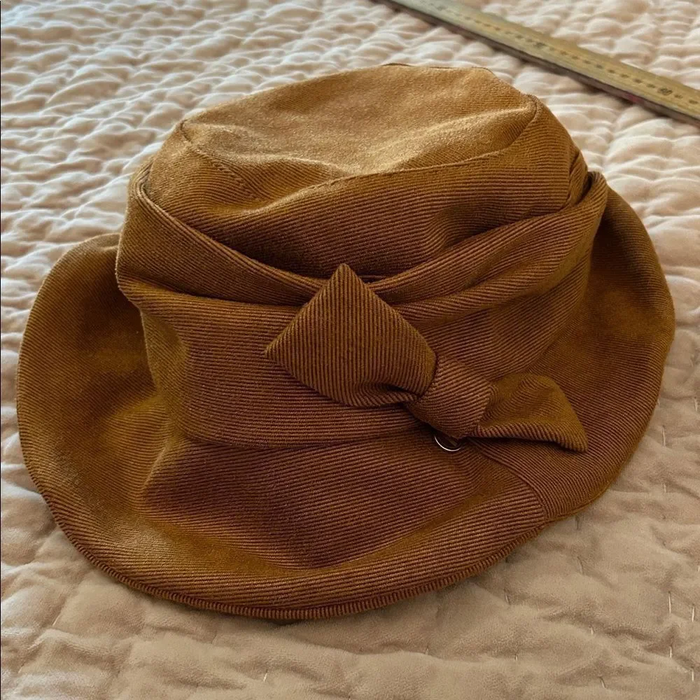 Comhats vintage caramel cloche bucket hat with a chin strap and drawstring
